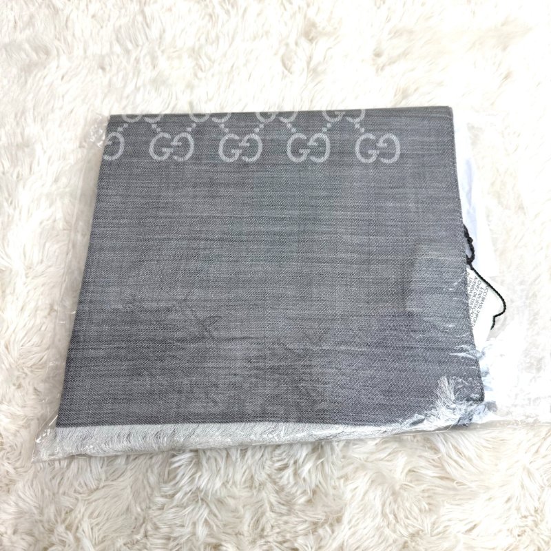 Gucci logo 灰白雙色圍巾-1