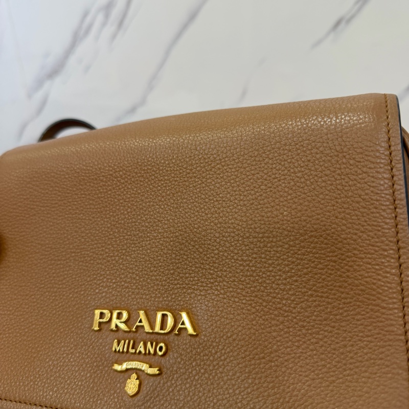 Prada牛皮奶茶色相機包-1