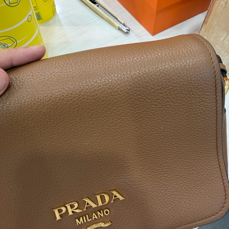 Prada牛皮奶茶色相機包-2