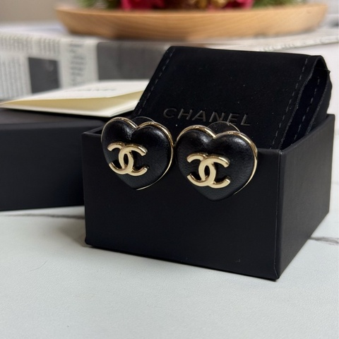 （台灣購證🇹🇼全配）Chanel 香奈兒愛心耳環🖤爆款
