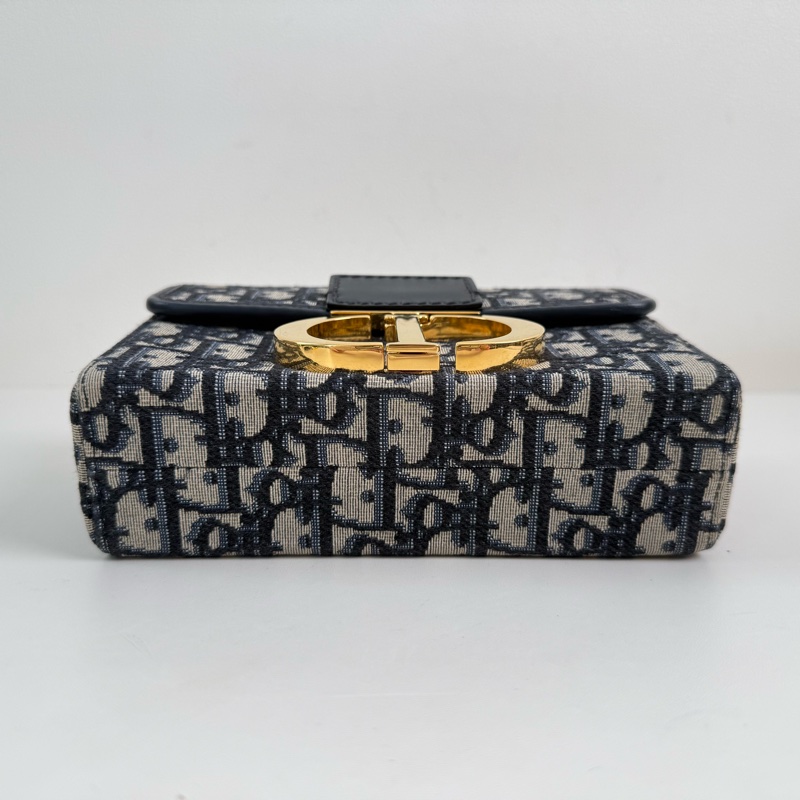✨99新🆕DIOR迪奧 30 Montaigne蒙田系列 Oblique刺繡老花滿印寬肩帶翻蓋皮革 小方包手提包單肩包斜挎包 藍色 底长17cm 💙正品-5