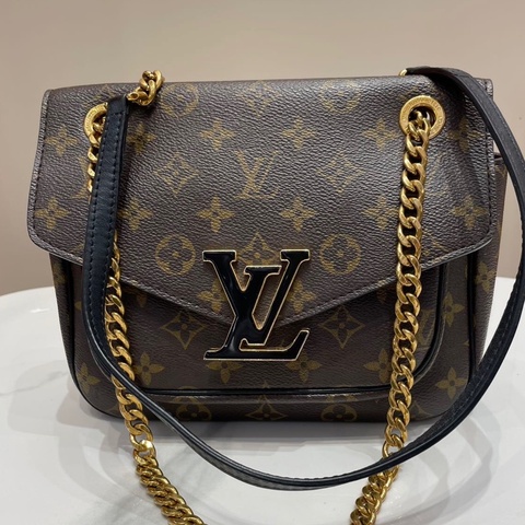 LV路易威登 Passy 老花郵差包 芯片款 經典Monogram配色 金色鏈條+琺瑯logo