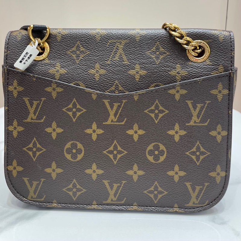 LV路易威登 Passy 老花郵差包 芯片款 經典Monogram配色 金色鏈條+琺瑯logo-1