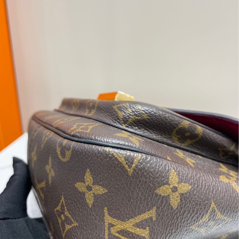 LV路易威登 Passy 老花郵差包 芯片款 經典Monogram配色 金色鏈條+琺瑯logo-3