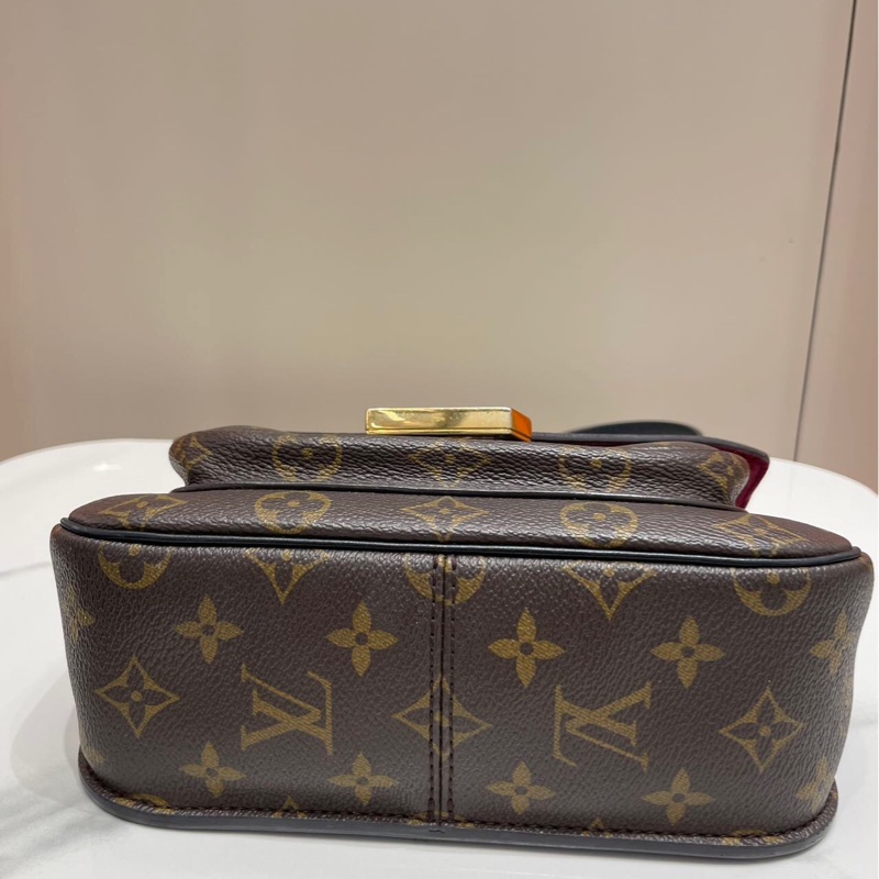 LV路易威登 Passy 老花郵差包 芯片款 經典Monogram配色 金色鏈條+琺瑯logo-4