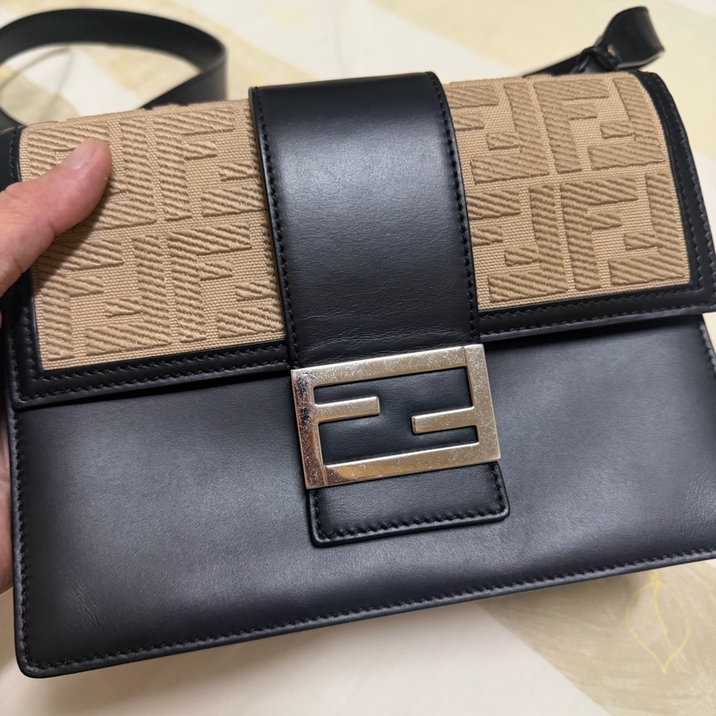 Fendi帆布拼牛皮男生斜背包-1