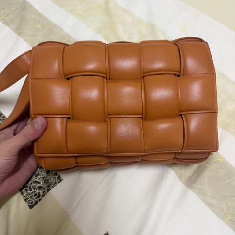 BV泰奶色padded cassette枕頭包
