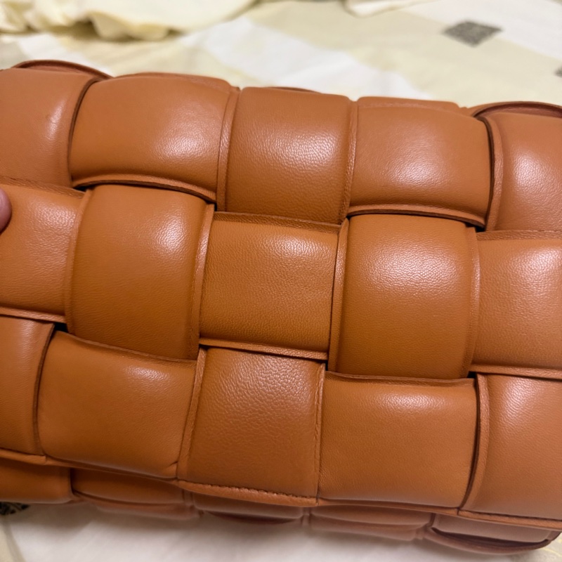 BV泰奶色padded cassette枕頭包-4