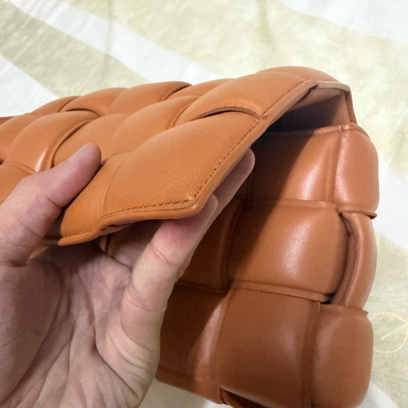 BV泰奶色padded cassette枕頭包-5