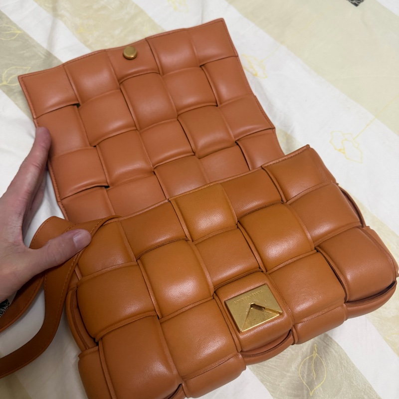 BV泰奶色padded cassette枕頭包-8