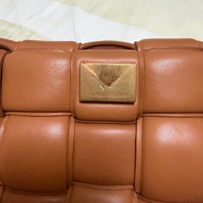 BV泰奶色padded cassette枕頭包-12