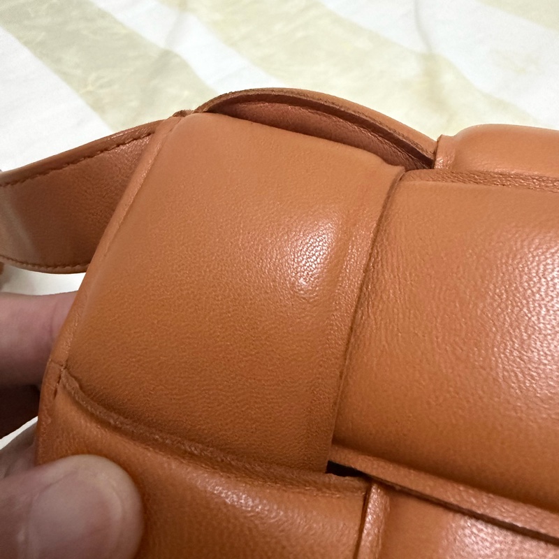 BV泰奶色padded cassette枕頭包-16