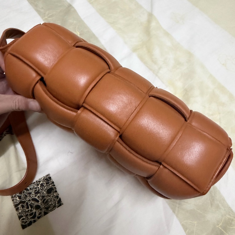 BV泰奶色padded cassette枕頭包-17