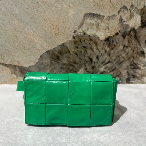Bottega Veneta BV綠色油蠟牛皮 8格Cassette腰包