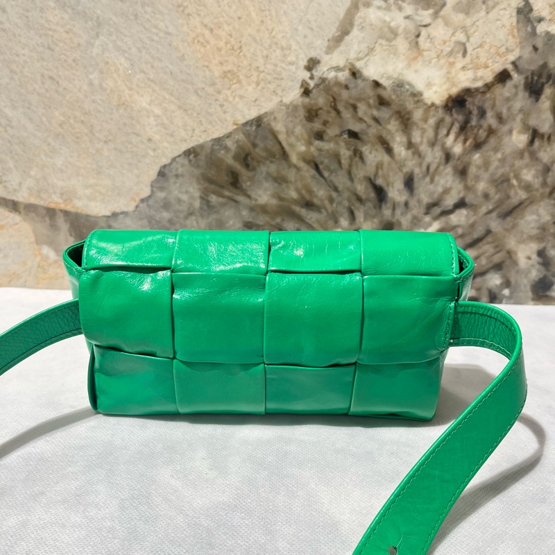 Bottega Veneta BV綠色油蠟牛皮 8格Cassette腰包-3