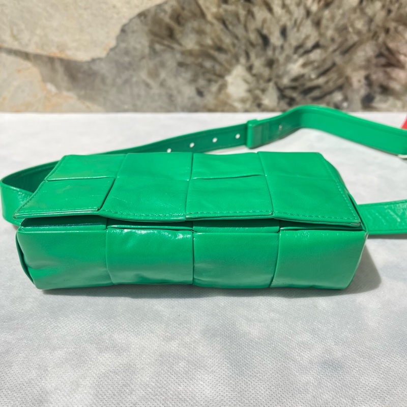 Bottega Veneta BV綠色油蠟牛皮 8格Cassette腰包-4