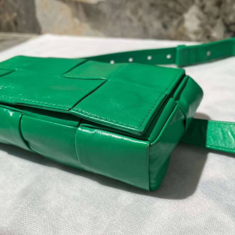 Bottega Veneta BV綠色油蠟牛皮 8格Cassette腰包-6