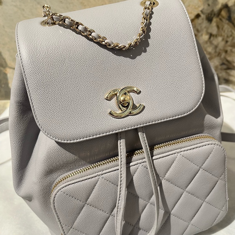 CHANEL 灰色荔枝皮 Business Affinity 後背包-7