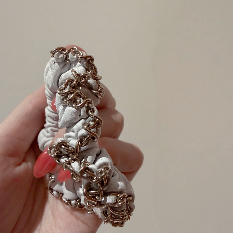 香奈兒 Chanel 白色小羊皮/皮革金屬重工金邊髮圈/髮飾/手環-1
