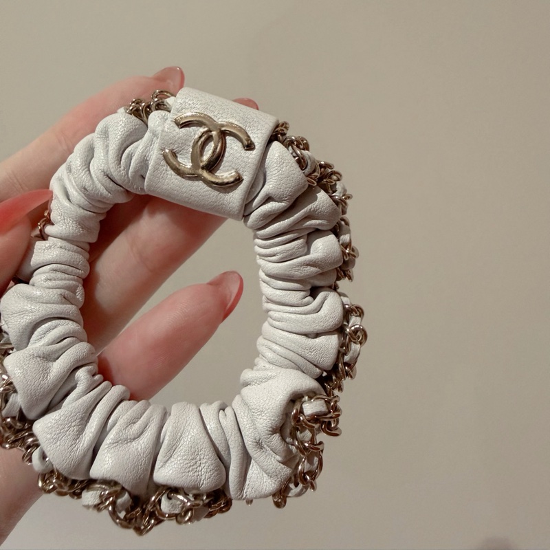 香奈兒 Chanel 白色小羊皮/皮革金屬重工金邊髮圈/髮飾/手環-4