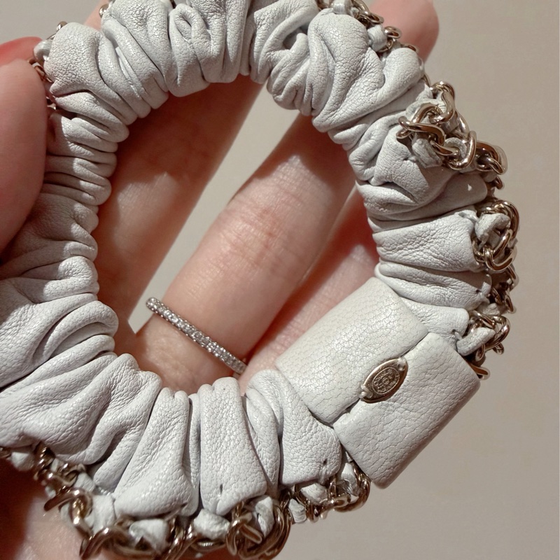 香奈兒 Chanel 白色小羊皮/皮革金屬重工金邊髮圈/髮飾/手環-6