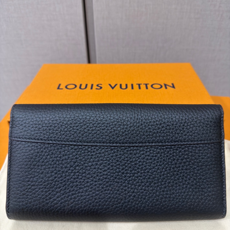 LV Capucines Wallet M61248 長夾 | 黑色 Taurillon 小牛皮 + 金色大 LV Logo + 桃紅內裡-1