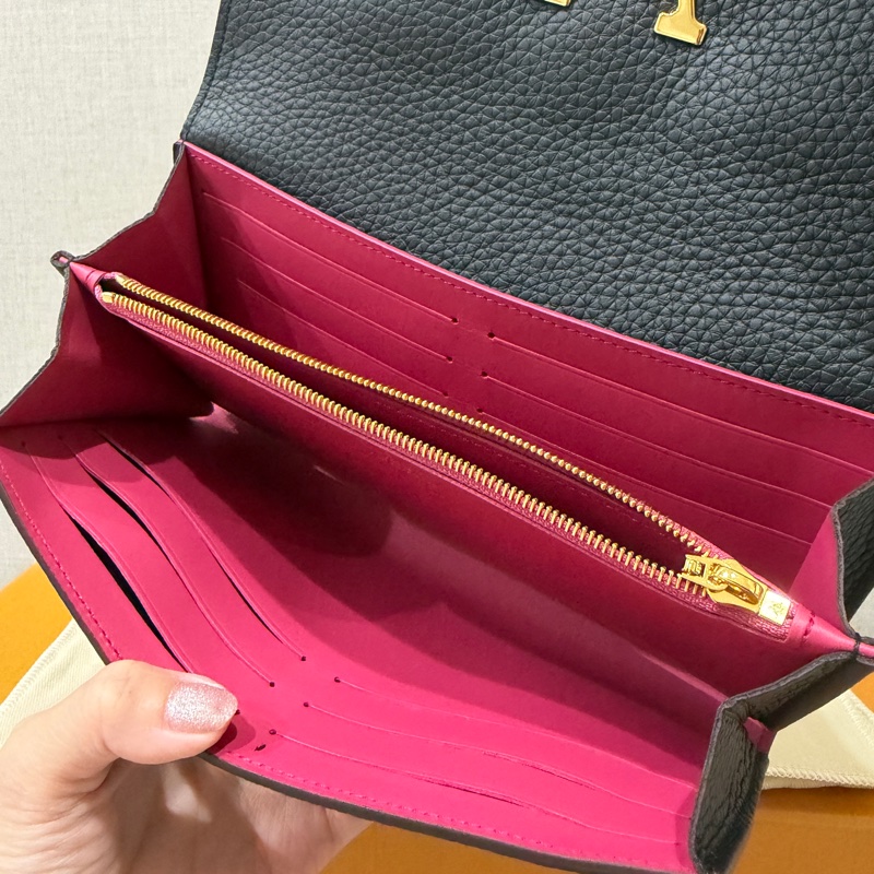 LV Capucines Wallet M61248 長夾 | 黑色 Taurillon 小牛皮 + 金色大 LV Logo + 桃紅內裡-2