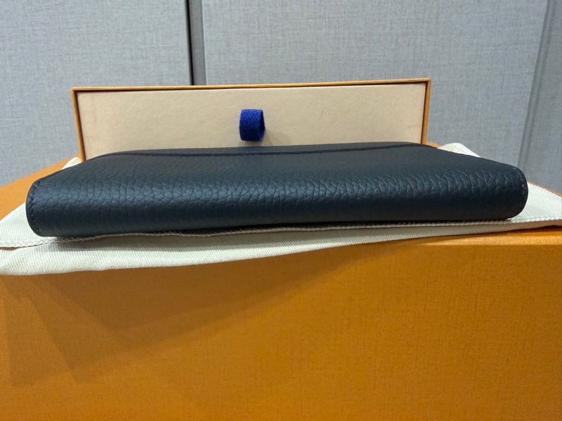 LV Capucines Wallet M61248 長夾 | 黑色 Taurillon 小牛皮 + 金色大 LV Logo + 桃紅內裡-4