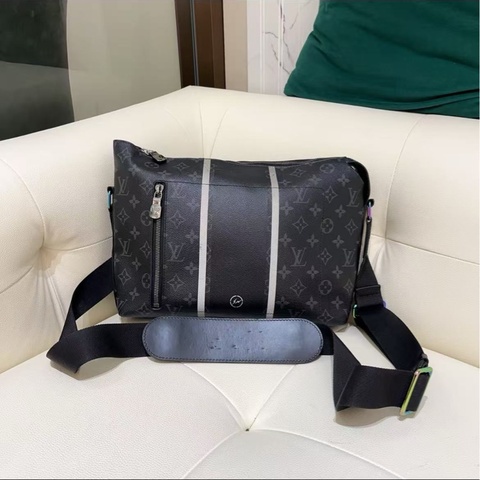 LV路易威登x 藤原浩聯名郵差包經典Monogram暗黑配色