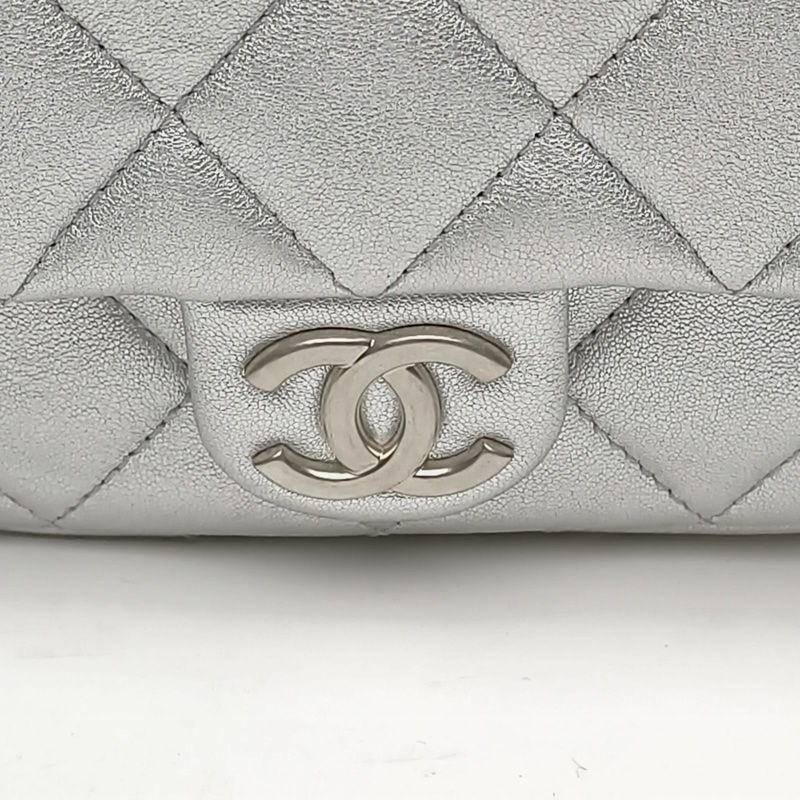 CHANEL 銀色羊皮晶片開銀扣24C太空銀雙肩包-4