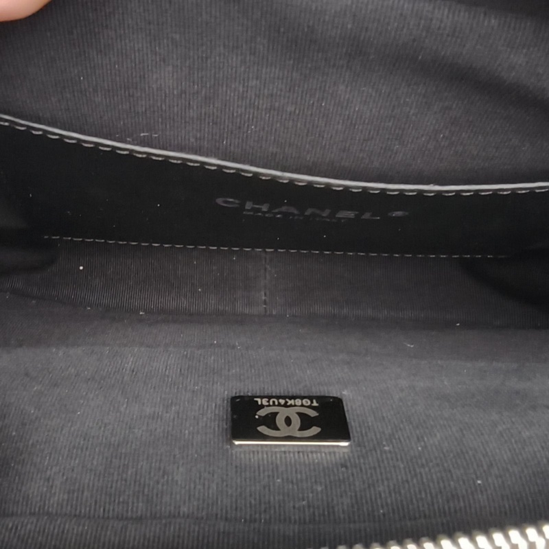 CHANEL 銀色羊皮晶片開銀扣24C太空銀雙肩包-5