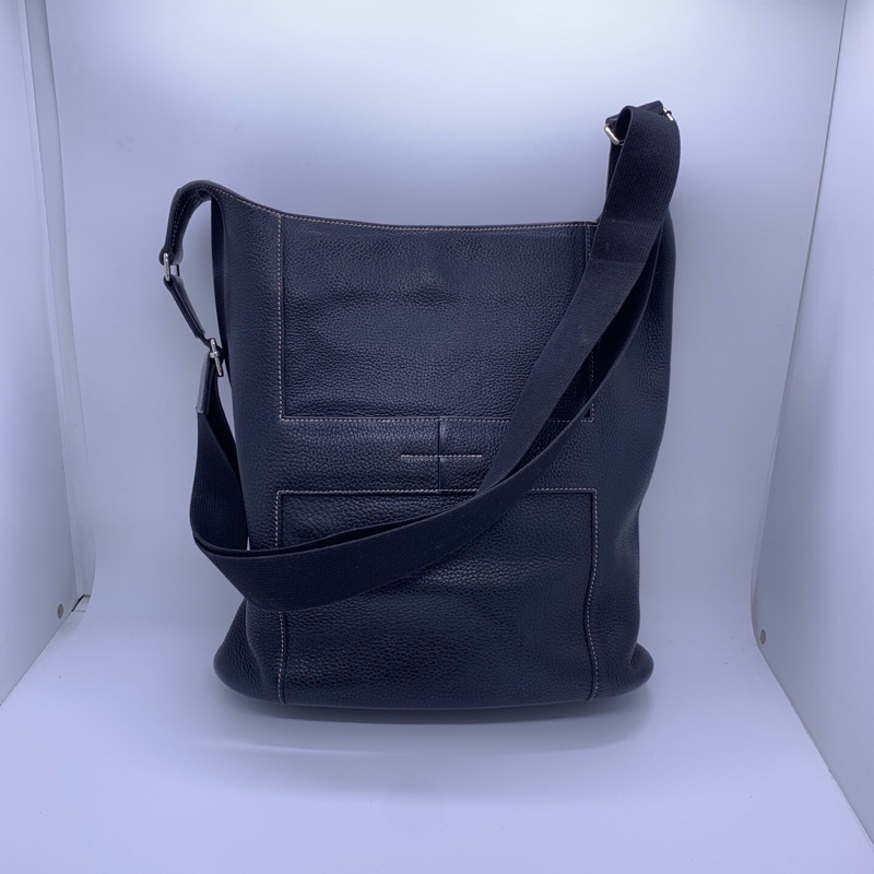 Hermes/愛馬仕 Good News 系列 框L 竪款 經典黑色全皮水桶包-1