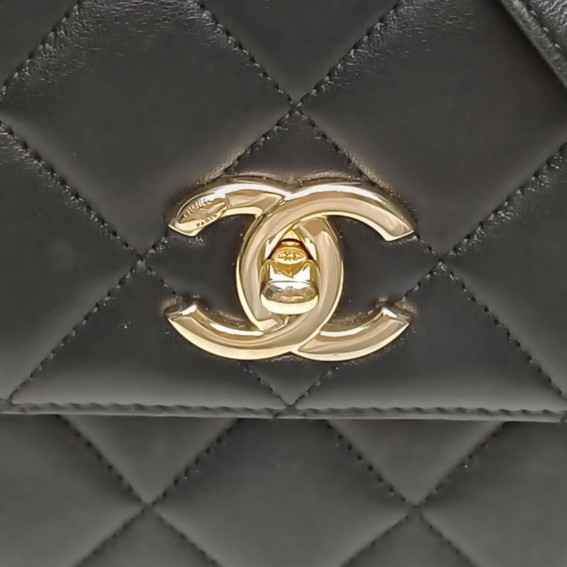 CHANEL TrendyCC口蓋包小號黑色羊皮29開金扣肩背包-4