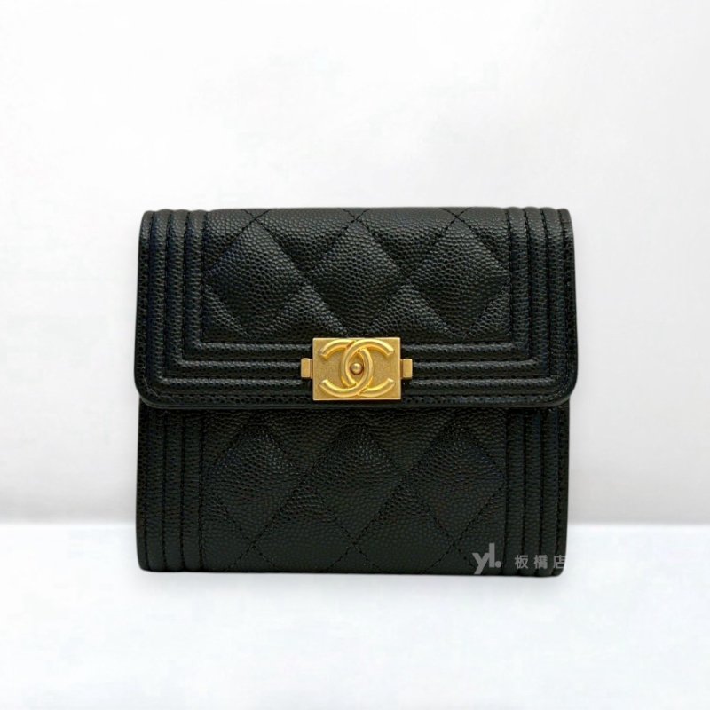 S5542-Chanel BOY黑色荔枝皮金釦三折短夾A80734-1