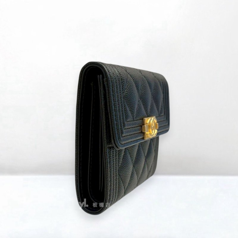 S5542-Chanel BOY黑色荔枝皮金釦三折短夾A80734-2