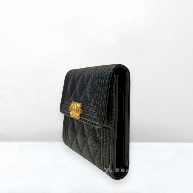 S5542-Chanel BOY黑色荔枝皮金釦三折短夾A80734-3