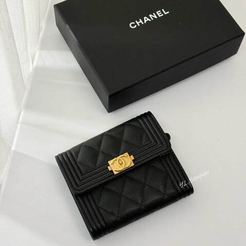S5542-Chanel BOY黑色荔枝皮金釦三折短夾A80734