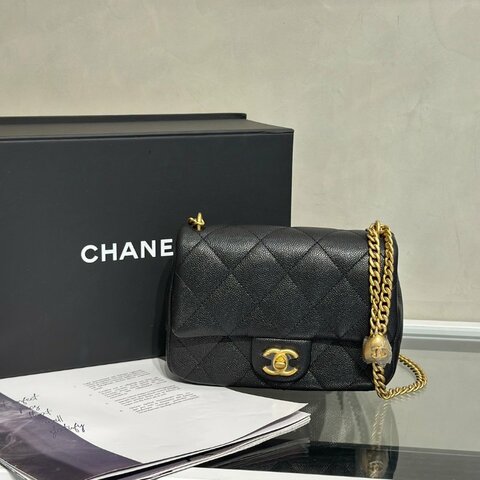 CHANEL 愛心調節釦口蓋包 20 - 粒面牛皮黑金