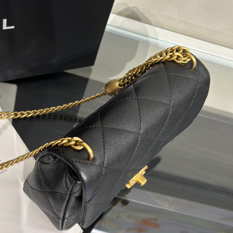 CHANEL 愛心調節釦口蓋包 20 - 粒面牛皮黑金-3