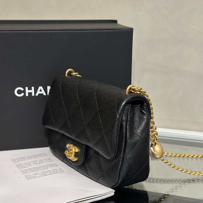 CHANEL 愛心調節釦口蓋包 20 - 粒面牛皮黑金-4