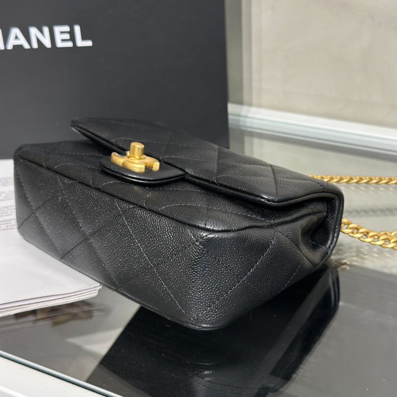 CHANEL 愛心調節釦口蓋包 20 - 粒面牛皮黑金-7