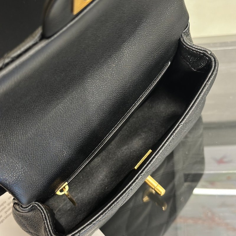 CHANEL 愛心調節釦口蓋包 20 - 粒面牛皮黑金-9