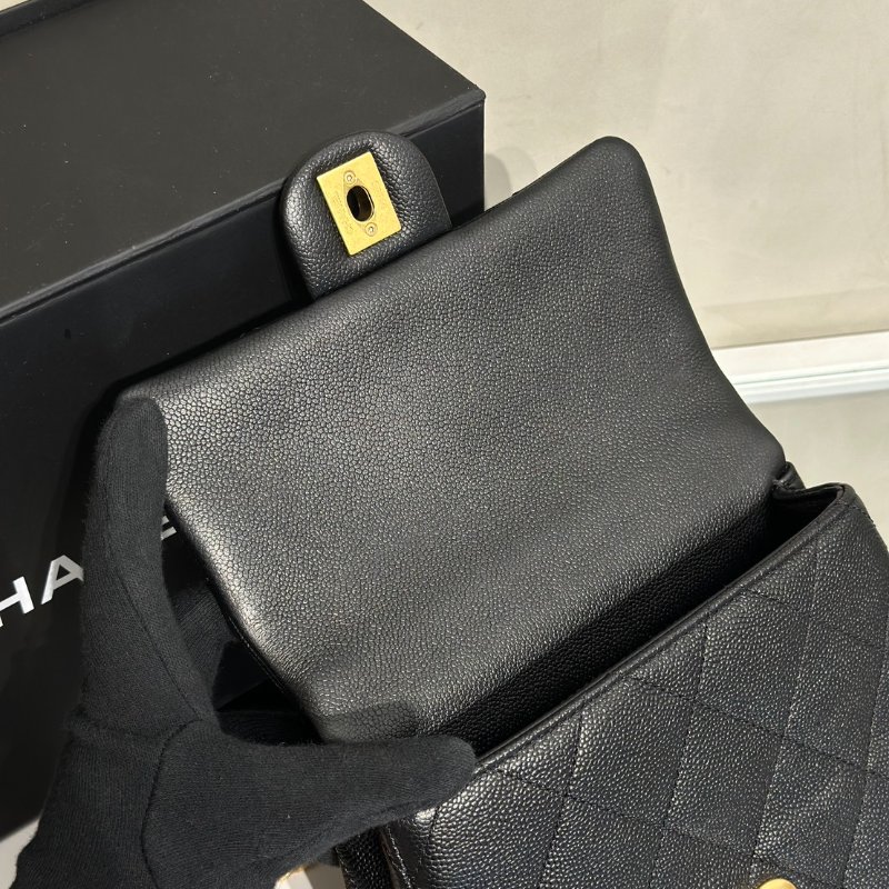 CHANEL 愛心調節釦口蓋包 20 - 粒面牛皮黑金-10