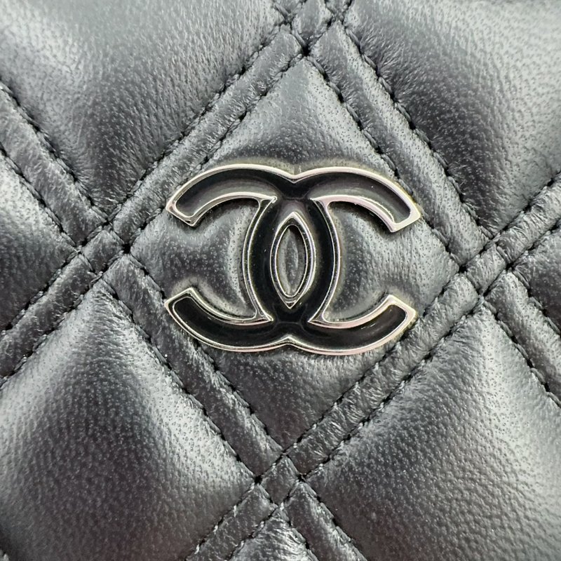 CHANEL黑色羊皮琺瑯銀釦拉鍊中夾AB2132-9