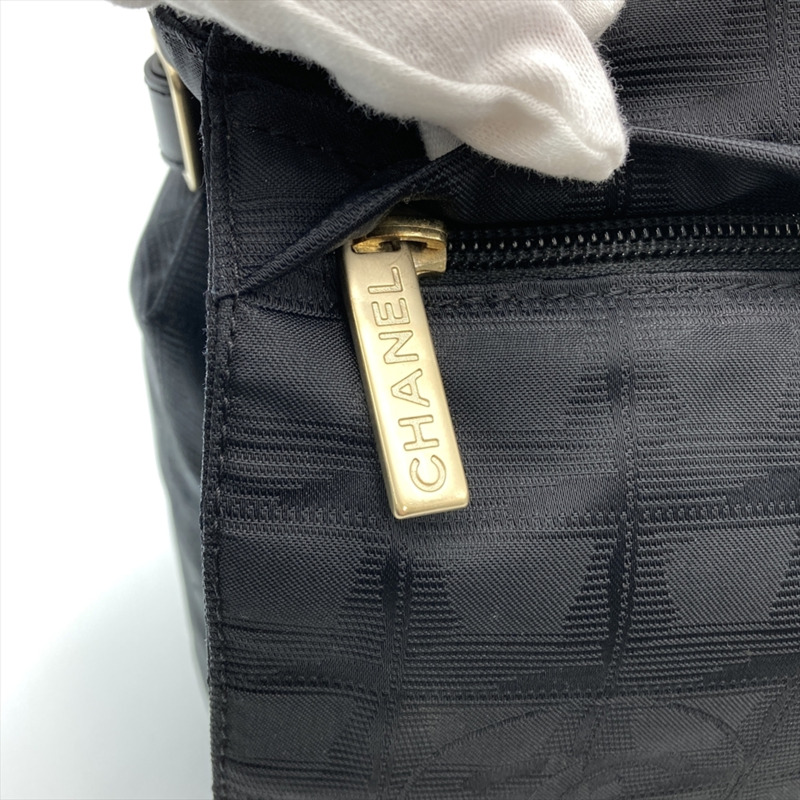 香奈兒新款旅行肩包,尼龍材質,A29348,黑色搭配金色五金,序號10系列,女士款。-6