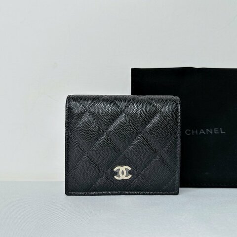 CHANEL 全新荔枝牛扣式對折短夾