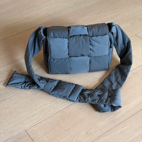 Bottega Veneta Padded Tech Cassette Small 灰色肩背包