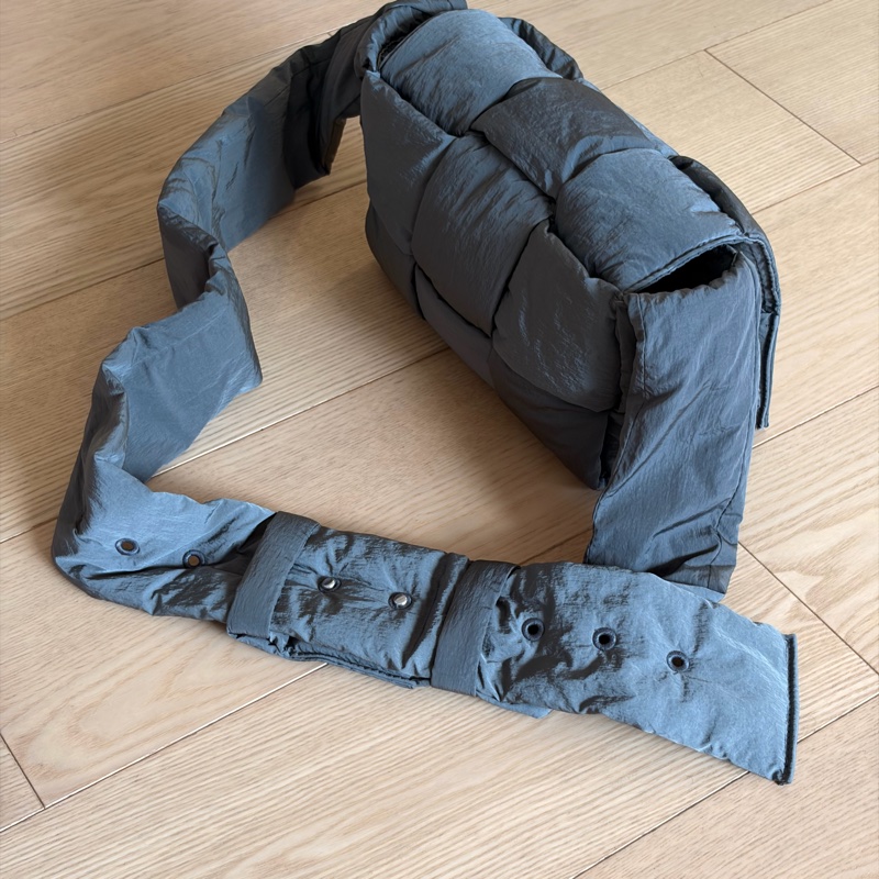Bottega Veneta Padded Tech Cassette Small 灰色肩背包-1