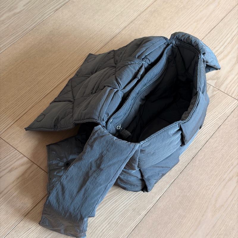 Bottega Veneta Padded Tech Cassette Small 灰色肩背包-2