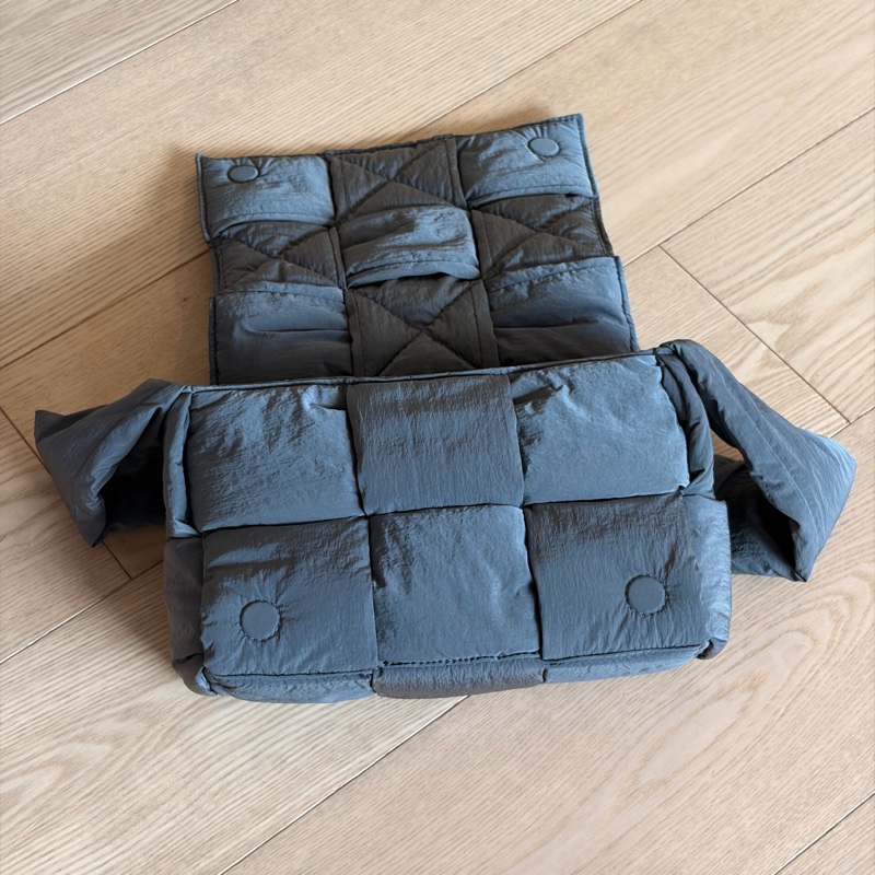 Bottega Veneta Padded Tech Cassette Small 灰色肩背包-3